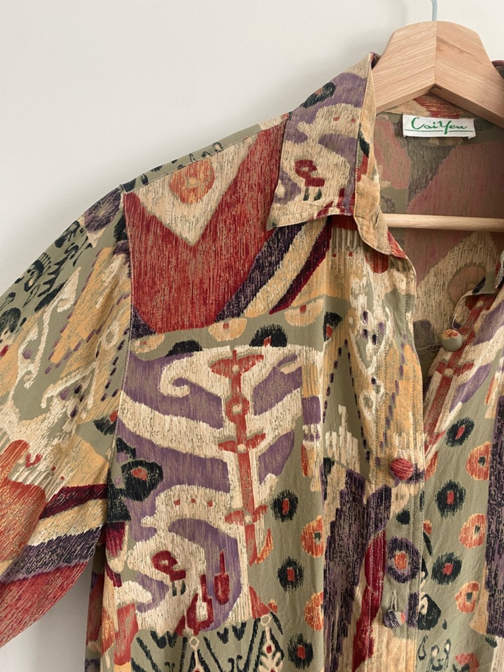 Vintage Silk Tapestry Blouse | Covered Buttons | Fluid Fit | Fits Various - Picture 3 of 13